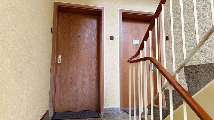 Treppenhaus mit Wohnungseingangstür