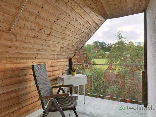 kleiner geschützter Balkon