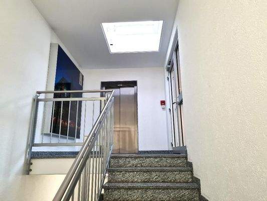 Der Treppenflur mit Fahrstuhl