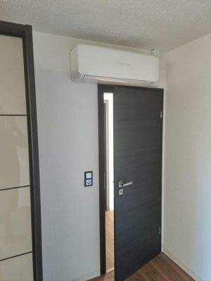 Detail: Innentür + Klimaanlage