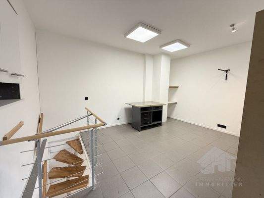 Raum rechts mit Zugang zum Kellerraum