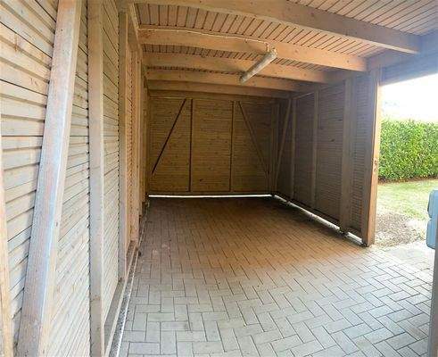 Nebenraum Carport mit Zugang zum seitlichen Garten