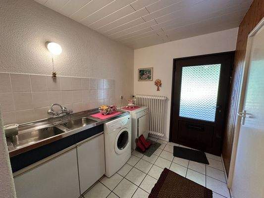 Hauswirtschaftsraum mit Zugang in den Innenhof...