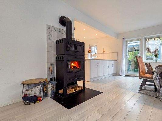Wohnbereich mit Kaminofen und Parkettboden