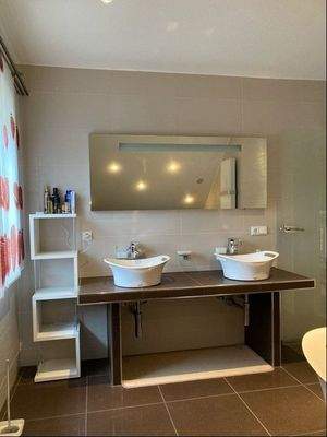 moderner Bad / Sanitärbereich