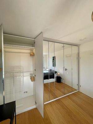 großer Kleiderschrank