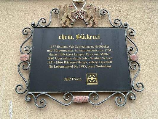 Infotafel mit Baujahr