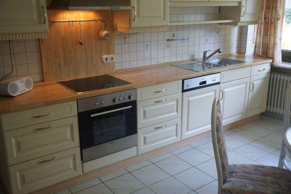 große Küche mit EBK