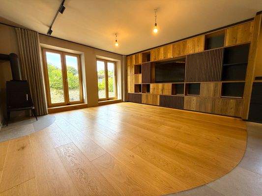 Essbereich mit Holzofen und Designwohnwand