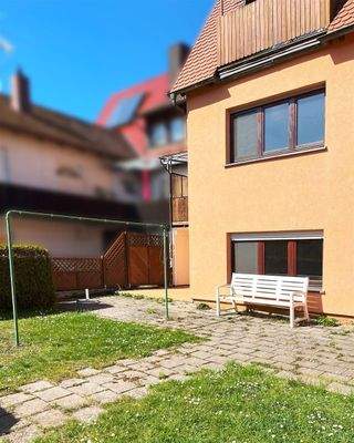 Hausrückseite m. Terrasse