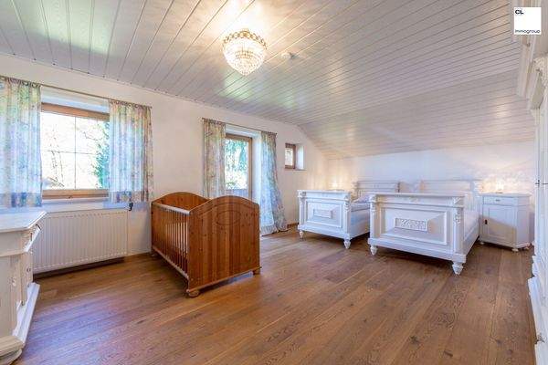 Geräumiges Schlafzimmer im Obergeschoss