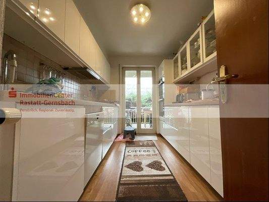 Küche mit Zugang zur Loggia