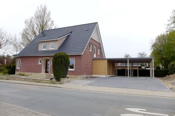 Hausansicht / Carport