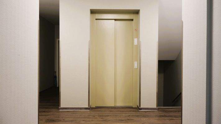 Fahrstuhl im Erdgeschoss