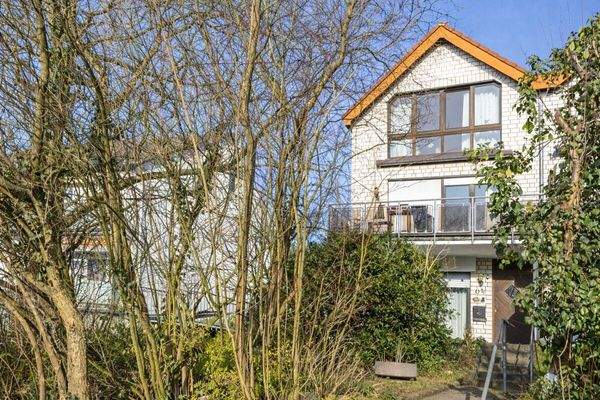 Süd-Hauszugang mit Garten