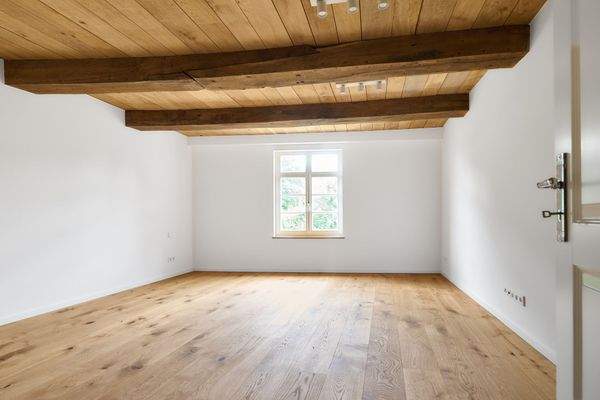 Einer der Schlafräume mit Blick ins Grüne