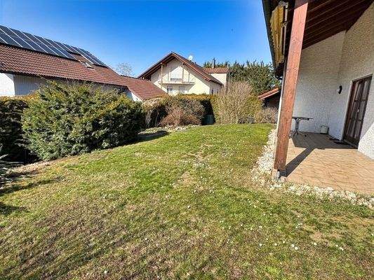 Süd-/ Westterrasse und Garten