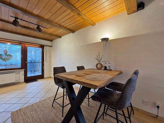 Lichtdurchfluteter Wohn-Essbereich