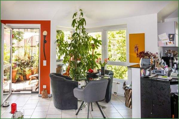 Essbereich mit Blick auf den Balkon