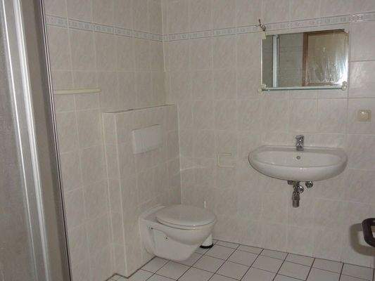 Geräumiges Bad mit Dusche