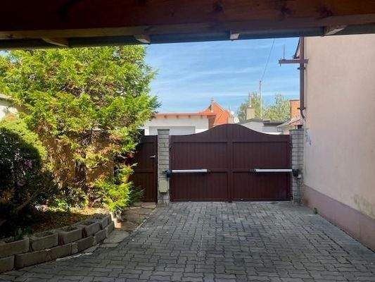 Einfahrtstor und Eingangstür