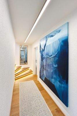 Diele mit indirekt beleuchteter Stiege