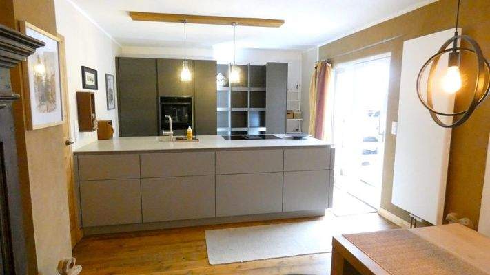 Einbauküche mit Zugang zur Terrasse