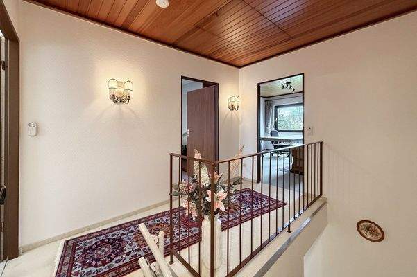 Freundlicher, luftiger Flur im Obergeschoss