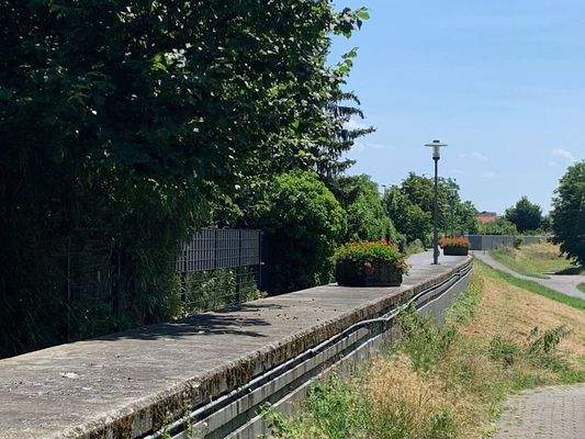 Weg zum Spielplatz und Fahrradweg 