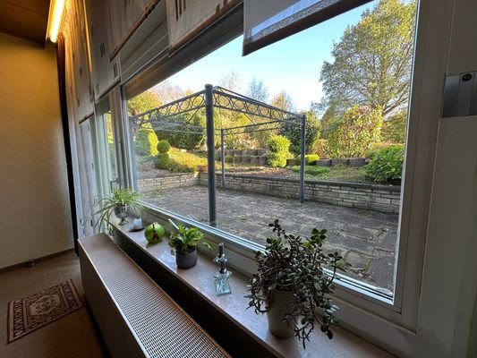 Blick aus Wohnzimmer auf Terrasse WE1