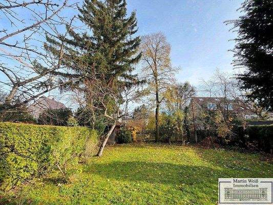 Blick zum Garten mit Einfriedung