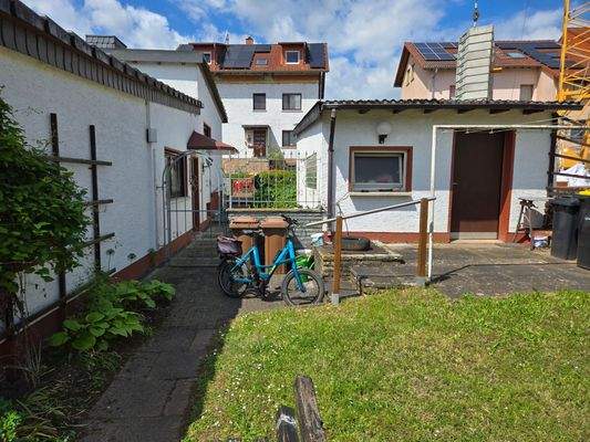 Blick auf Haupteingang und Garage (Rückseite)