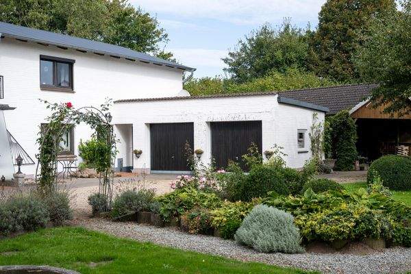 Vorgarten und Doppelgarage