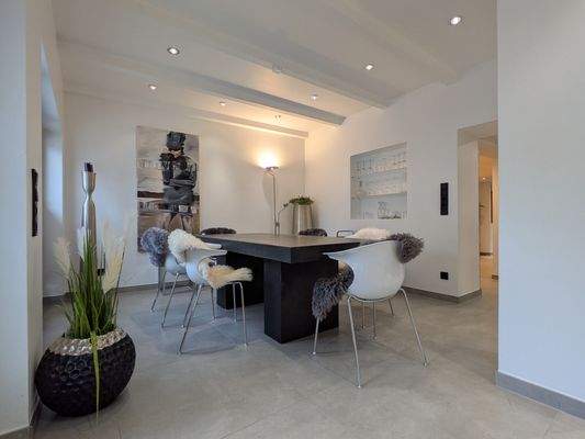 Esstisch mit Steinplatte