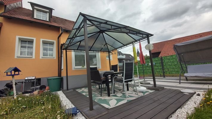 Terrasse mit Pavillon v. d. Hauseingang