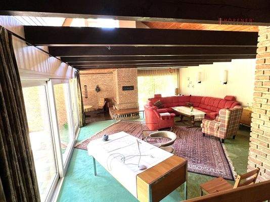 Blick vom Essbereich in den Wohnbereich