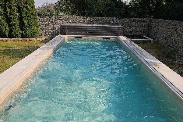 Pool fürs gänzjährige Schwimmen mit hochwertiger Abdeckung