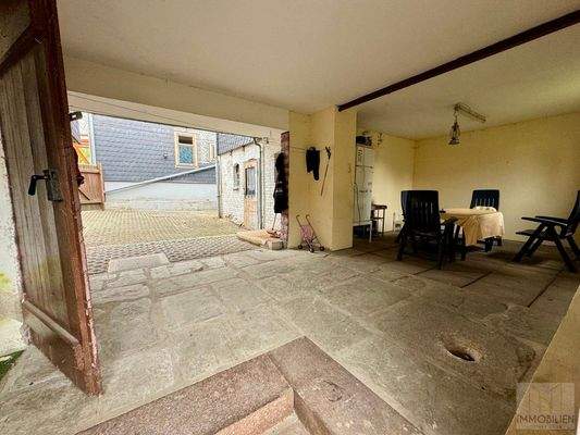 Wettergeschützter Sitzbereich im Innenhof