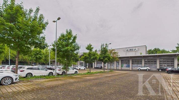 Parkplatz und Frontansicht