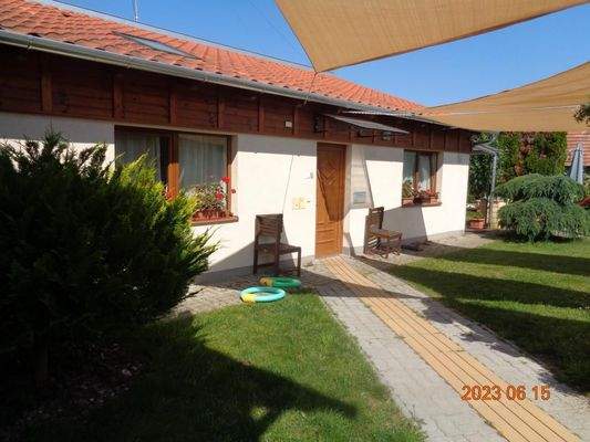 App. für 3 Personen Aussenansicht neben Pool