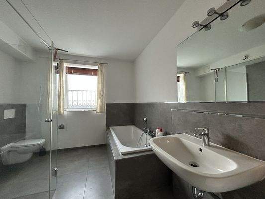 Badezimmer mit ebenerdiger Dusche