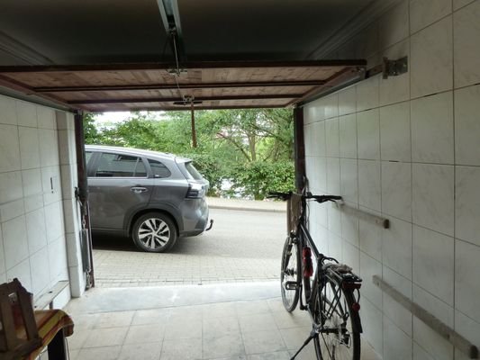 Garage mit Zugang ins Haus