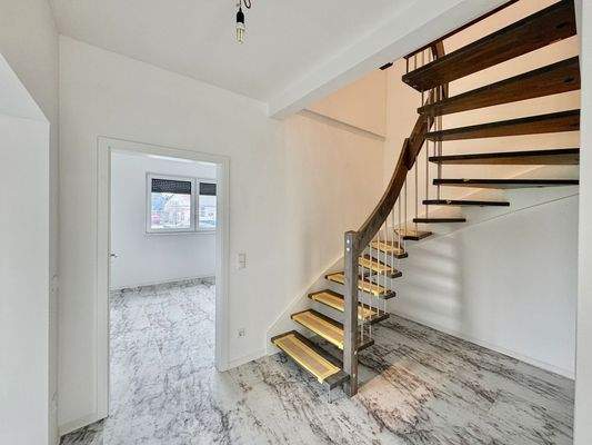 EG: Blick zum Schlaf-/Arbeitszimmer & Zugang OG