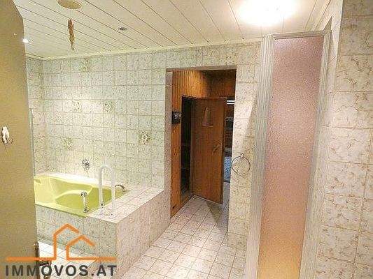 Badezimmer mit Korridor zur Sauna.jpg