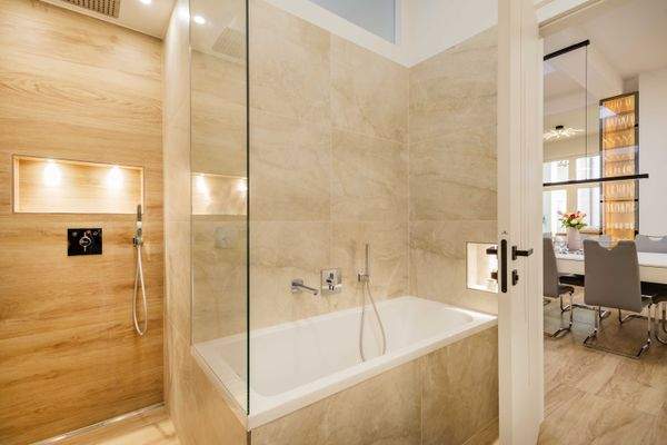 ...mit Badewanne und bodentiefer Dusche