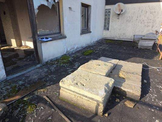 Ehem. Wohnzimmer mit Balkon im 1. Stock.jpg