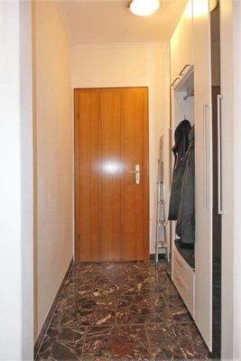 Garderobe mit Tür zum Gäste-WC