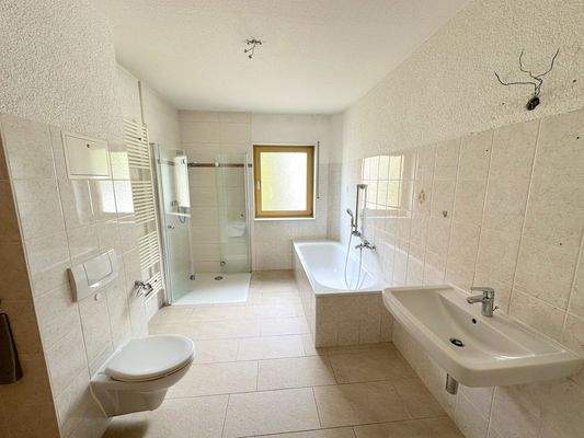 Badezimmer mit Badewanne und ebenerdiger Dusche im Erdgeschoss