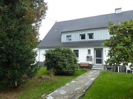 großzügiger Vorgarten