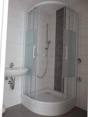 Bad mit Dusche (Beispiel)